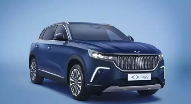 TOGG Sıfır Faiz Kampanyası Başladı mı ve Şartları Nelerdir?
TOGG, sınırlı sayıda araç ve sınırlı süre için geçerli olan sıfır faizli kredi kampanyasını duyurmuştur. Bu özel finansman desteği, hem bireysel hem de kurumsal müşterileri kapsamaktadır.

Kampanya Koşulları: Teklif sınırlı süreli ve sınırlı sayıdaki araçlar için geçerlidir.

Kredi Onayı: TOGG bir finans kuruluşu değildir; krediler anlaşmalı bankaların (BDDK kriterleri kapsamında) onayı ile verilmektedir.

Fiyat Kapsamı: Anahtar teslim fiyatına ÖTV, KDV, MTV, plaka ve tescil masrafları dahildir. Trafik sigortası, kasko ve diğer noter/harç masrafları kullanıcıya aittir.

Değişiklik Hakkı: Togg kampanya koşullarında değişiklik yapma hakkını saklı tutar.