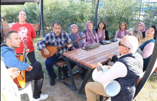 Tarihi Mirasa Yakın Bakış
Mersin Büyükşehir Belediyesi’nin bu anlamlı organizasyonu, Çukurbağ sakinlerine sadece kültürel bir gezi imkanı sunmakla kalmadı, aynı zamanda bölgenin tarihi ve kültürel mirasını yakından tanıma fırsatı da verdi. Katılımcılar, hem Gazi Mustafa Kemal Atatürk’ün kişisel yaşamına dair izleri taşıyan mekanları görme, hem de korolarının seslendirdiği eserlerle bu anıyı müzikle yaşatma şansı buldu.