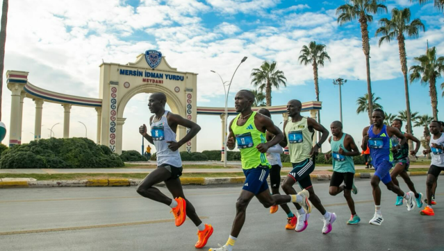 Mersin Büyükşehir Belediyesi'nin bu yıl "Tarih ve Doğaya, Spora ve Dostluğa, Attığın Her Adımda Mersin Koşar Arkanda" sloganıyla düzenlediği 7. Uluslararası Mersin Maratonu, spor dünyasını bir araya getirmeye hazırlanıyor. Dünya çapında saygın maratonlar arasında gösterilen bu büyük etkinlik, 14 Aralık Pazar günü koşulacak.