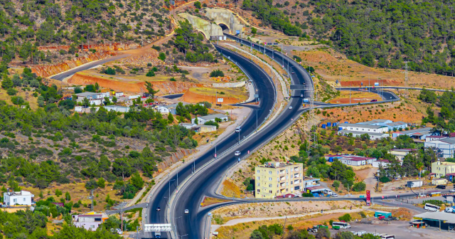 Seyahat Süresi ve Güvenlikte Büyük İyileşme
Proje sayesinde Mersin ve çevre iller arasındaki ulaşım ağı güçlenirken, sürücüler artık daha güvenli ve konforlu bir seyahat deneyimi yaşayacak. Yüksek standartlı bölünmüş yol yapısı, trafik akışını rahatlatarak hem yakıt tasarrufuna katkı sağlayacak hem de yol güvenliğini maksimum seviyeye çıkaracaktır.
