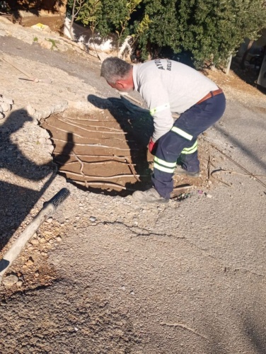 Aydıncık Belediyesi Fen İşleri Müdürlüğü ekipleri, daha yaşanabilir bir kent hedefiyle ilçenin dört bir yanındaki bakım, onarım ve temizlik çalışmalarını aralıksız sürdürüyor.