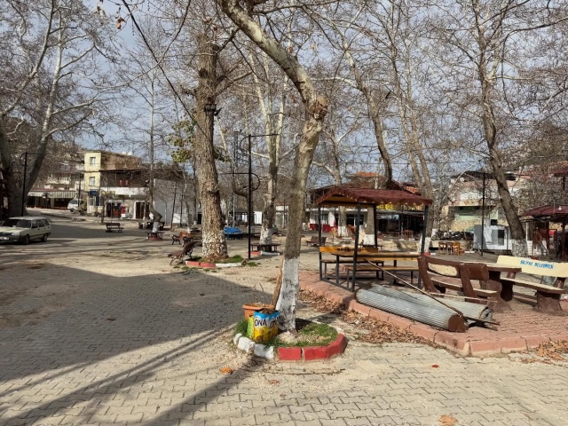 Kış Mevsiminde Doğanın Nefesi: Ocak’ta Gökbelen
Ancak takvimler Ocak ayını gösterdiğinde, Gökbelen adeta bir inzivaya çekiliyor. Yazın o kalabalık ve gürültülü hali, yerini hafif bir soğuğun eşlik ettiği huzurlu bir sessizliğe bırakıyor. Doğanın nefes alışını hissedebileceğiniz bu günlerde yayla; kalabalıktan uzaklaşmak, düşünceleriyle baş başa kalmak ve sakinliği koklamak isteyenlerin tek adresi oluyor.