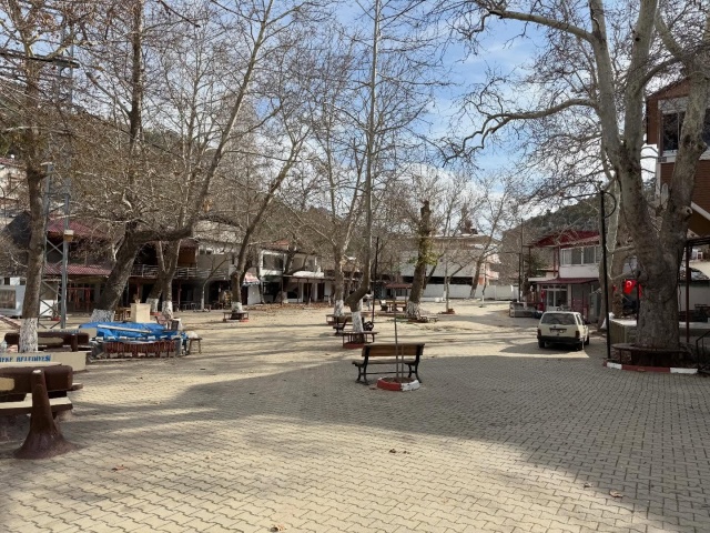 Yazın Kalbi Gökbelen’de Atıyor
Sıcakların bunalttığı yaz günlerinde serin havasıyla nefes aldıran Gökbelen, cıvıl cıvıl sokakları ve gelenekselleşen Cuma pazarı telaşıyla bilinir. Esnafın sesi, taze meyve sebze kokuları ve yaylacıların neşesiyle Gökbelen, yaz aylarında Silifke’nin en hareketli noktalarından biri haline geliyor.