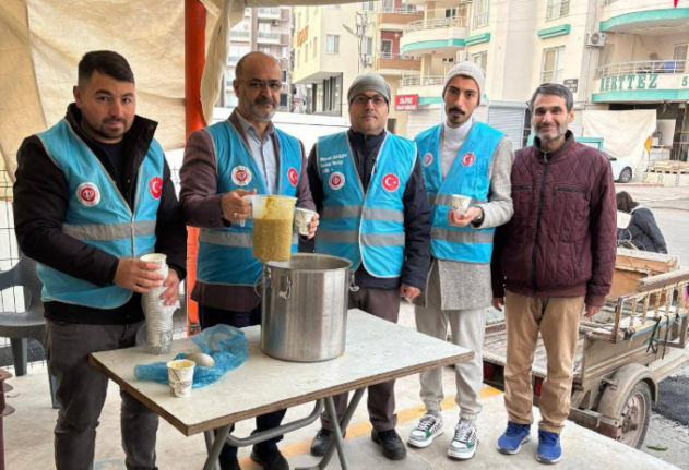 Silifke Cuma Pazarı'nda Sıcak İkram: Diyanet Vakfı'ndan Esnafa ve Vatandaşa Çorba Ziyafeti